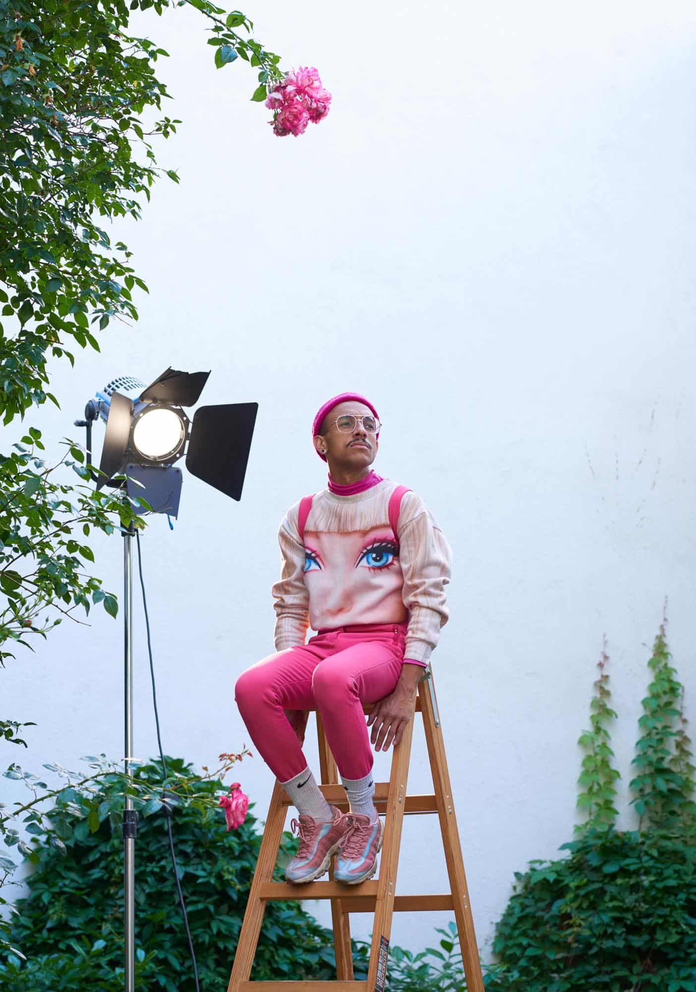 Kai Wiechmann Photography portrait Man pink hat