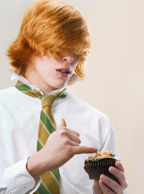 Kai Wiechmann Photography portrait red hair boy in white shirt eating cake