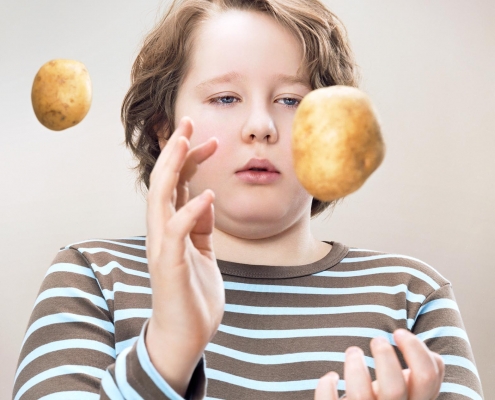 Kai Wiechmann Photography food portrait boy juggling potatoes